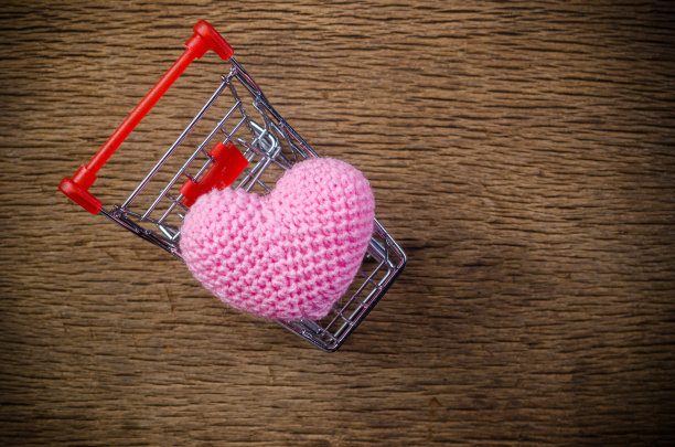 心在购物车，情人节概念图片下载