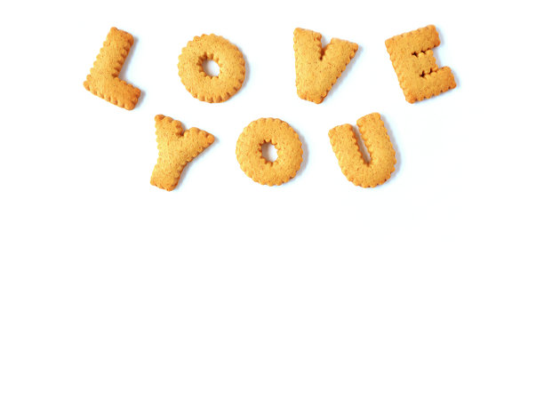 单词LOVE YOU用字母形状的饼干拼成，孤立在白色背景上，有自由的文字和设计空间图片下载