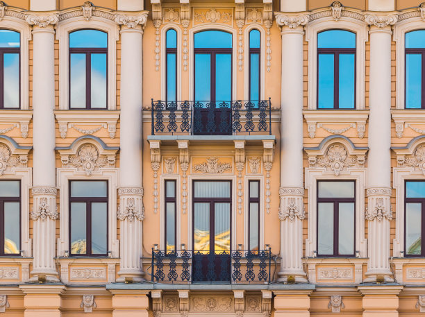 历史建筑立面上的排窗和阳台图片下载