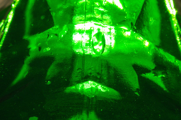 绿色瓶子上的一滴水图片下载