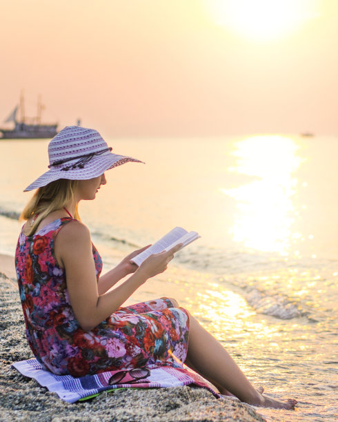 早上在笔记本电脑上聊天图片下载