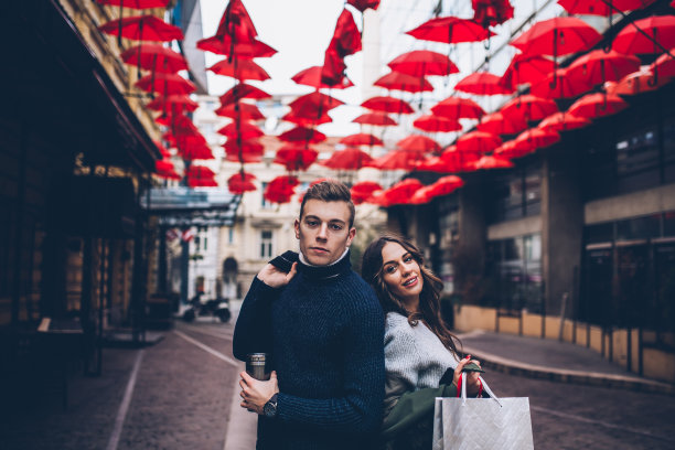 爱的夫妇在户外图片下载