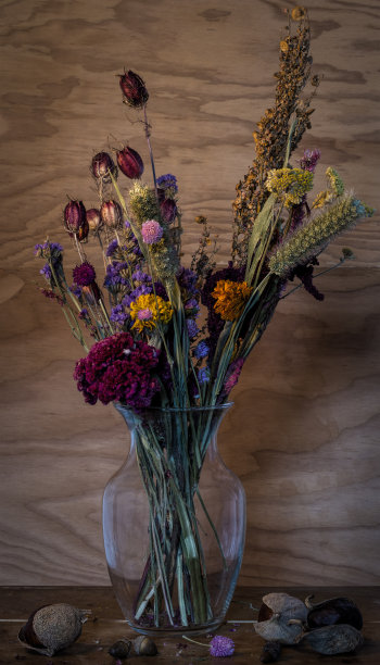 木色背景下的静物干花图片下载