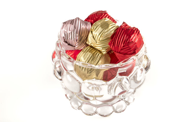 纸包着的巧克力放在盒子里。从上面看。图片下载