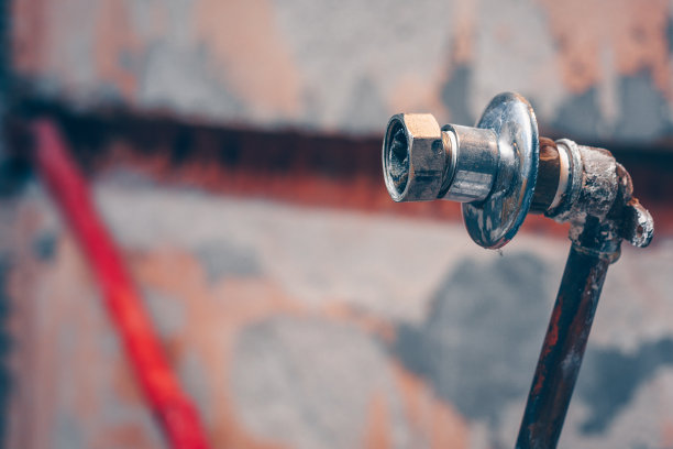 旧铜管被拉出墙体，拆除工程图片下载