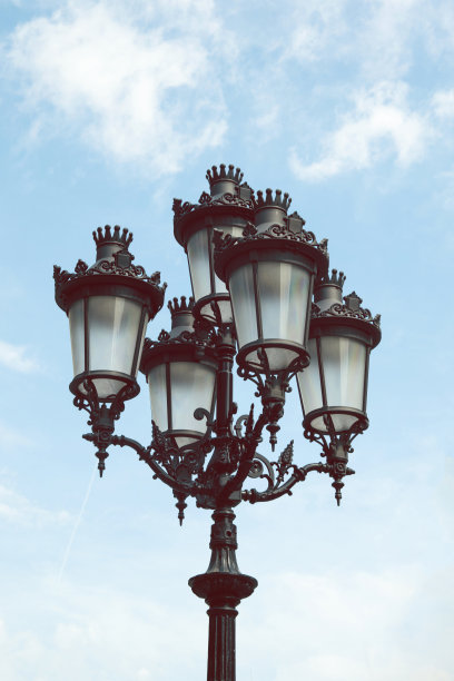 巴塞罗那的路灯细节在一个阳光明媚的日子图片下载