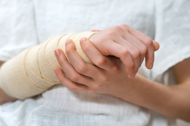 有弹性绷带的儿童手臂。图片下载
