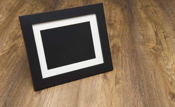 木桌上的相框图片下载