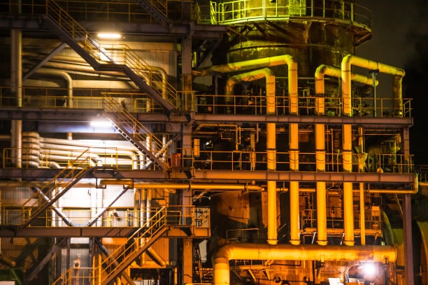 晚上是工业区。建筑物就像生物一样在夜晚呼吸。图片下载