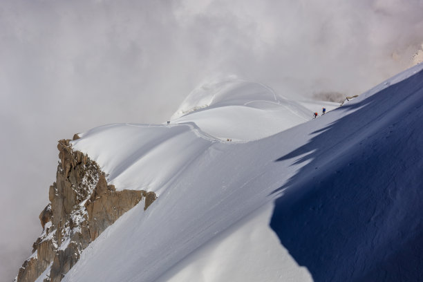 法国勃朗峰上的登山者图片下载