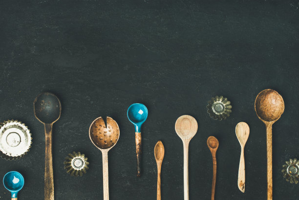 各种各样的老式厨房勺子，烤罐模具，复制空间图片下载