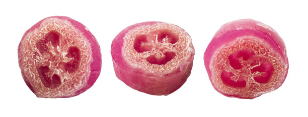 带丝瓜瓤的天然手工皂。在白色背景上隔离图片下载