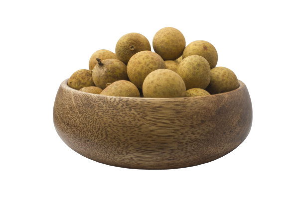 新鲜的龙眼放在木盘里。素材图片