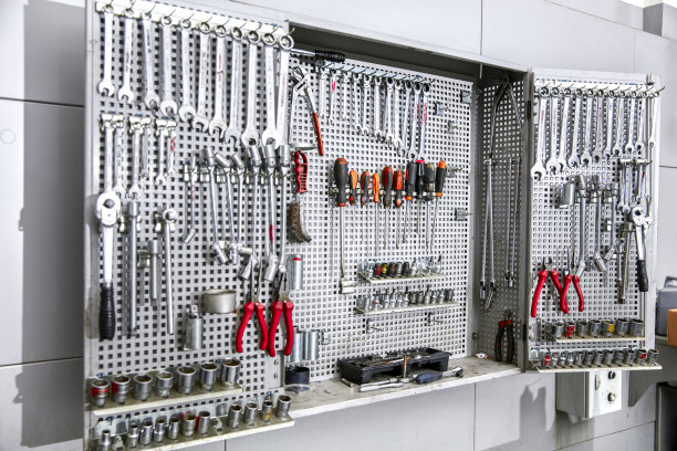 有技工的汽车修理店内部图片下载