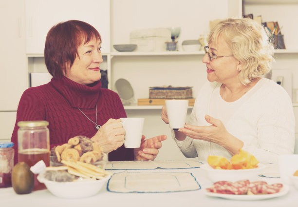 女人们在家里喝茶聊天图片下载