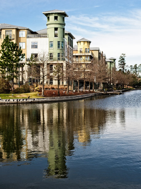 德克萨斯州伍德兰湖的建筑反射图片下载