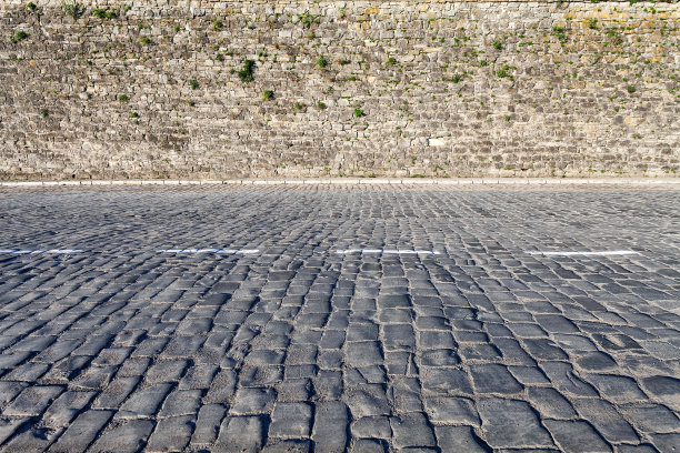 鹅卵石路和旧墙的背景图片下载