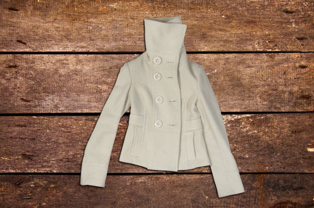 外套在桌上图片下载