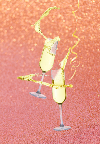 两个喜庆的香槟酒杯图片下载