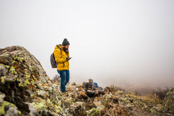 山中男人的生命图片下载