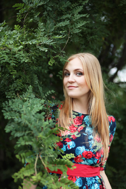 女孩在街上拿着伞图片下载