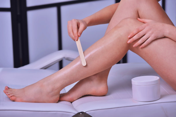 糖概念脱毛与糖在腿。图片下载