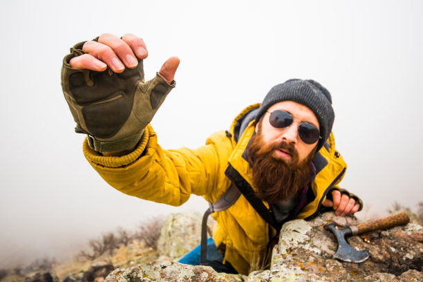 山中男人的生命图片下载