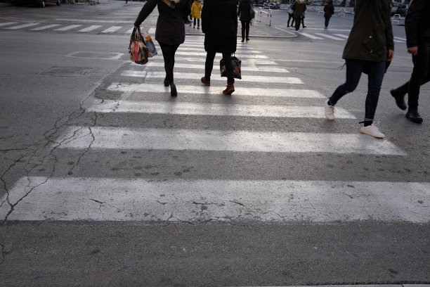 人行横道上的人图片下载