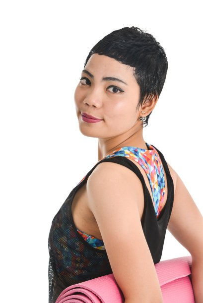 锻炼健身的妇女准备锻炼站着瑜伽垫隔离在白色的背景。运动健身和新鲜的亚洲女性健身模式图片下载