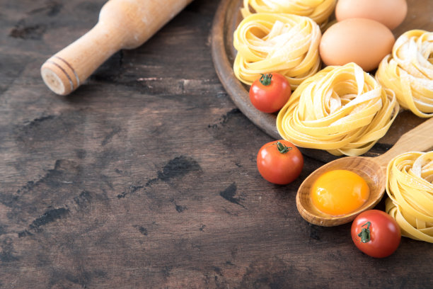 传统的意大利意面。自制带鸡蛋的意大利扁面图片下载