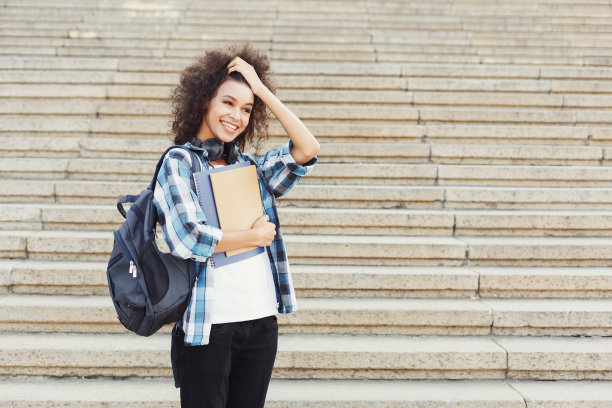 学生女孩与背包和练习册在具体步骤的背景图片下载