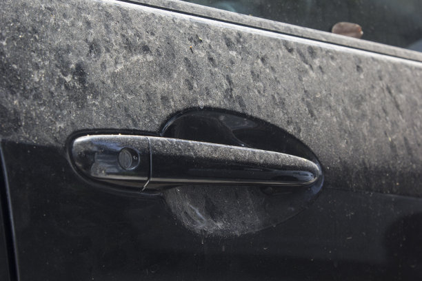 灰尘很脏的黑色汽车图片下载