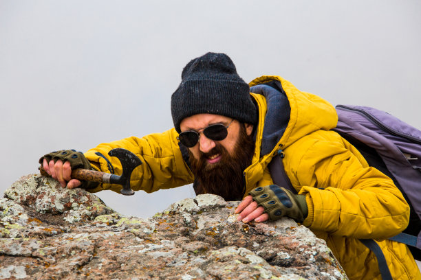 山中男人的生命图片下载