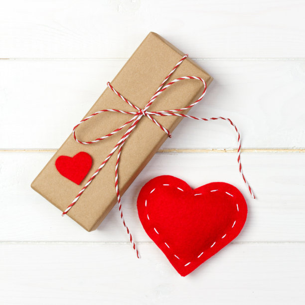 黑色木桌上的心形布制礼盒图片下载