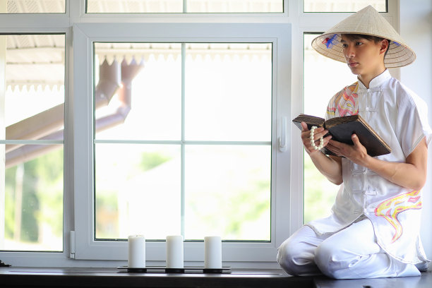 穿着和服的亚洲男孩在读一本旧书图片下载