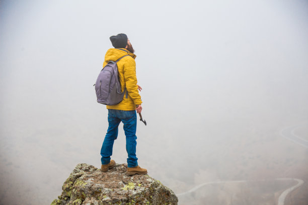 山中男人的生命图片下载