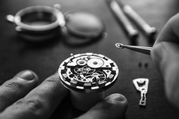 钟表匠正在他的车间里修机械表图片下载