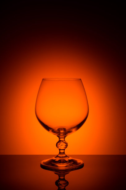 葡萄酒杯在一个黑色小插画的彩色背景上。一种有细柄的高酒杯图片下载