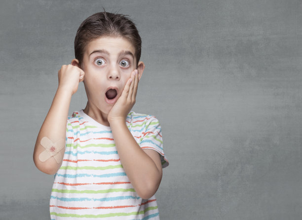 孩子和家庭事故的概念图片下载