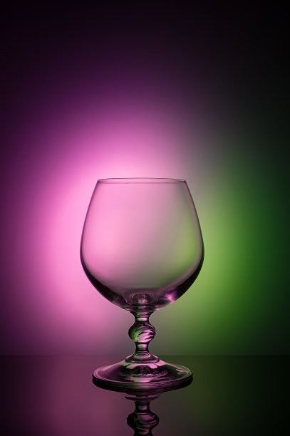 葡萄酒杯在一个黑色小插画的彩色背景上。一种有细柄的高酒杯图片下载