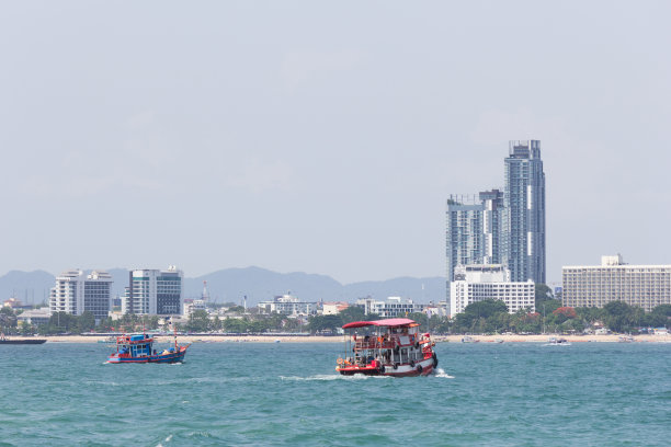 芭堤雅，这些船从拉恩岛前往芭堤雅。图片下载