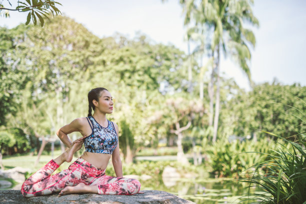 在公园里做瑜伽健身运动。图片下载