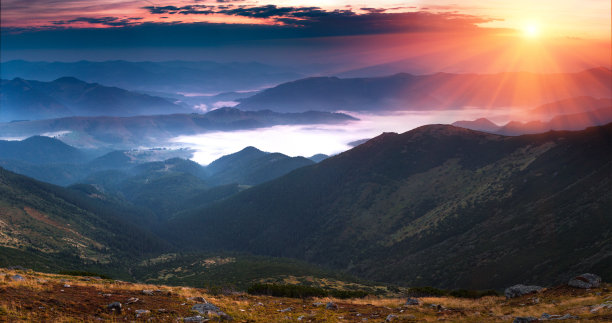 日出时分，美丽的山景尽收眼底。图片下载