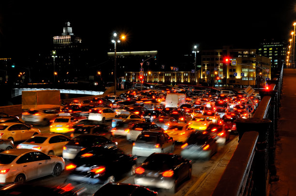 莫斯科晚上的交通堵塞图片下载