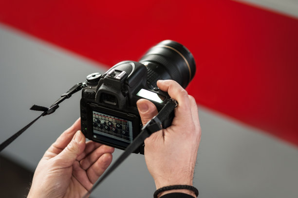 男人拿着相机拍照图片下载