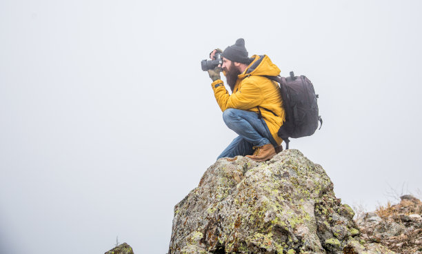 山中男人的生命图片下载