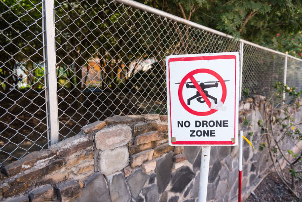 泰国寺庙里的无人驾驶飞机禁飞区标志。图片下载