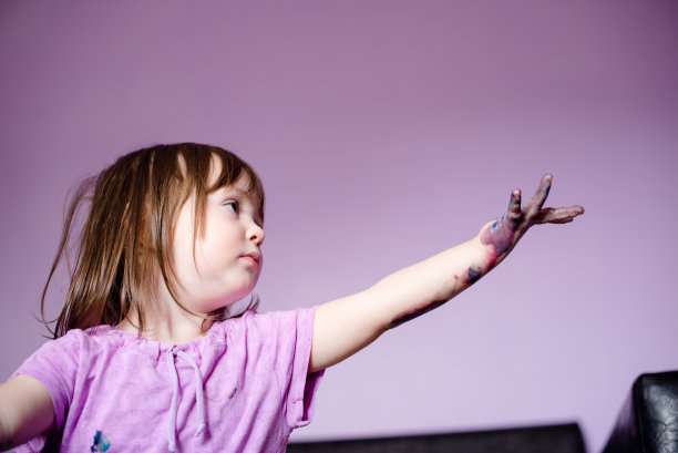 可爱小女孩的肖像图片下载