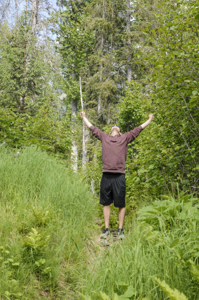 拥抱自然的年轻人图片下载
