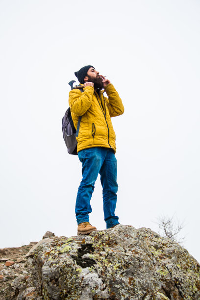 山中男人的生命图片下载